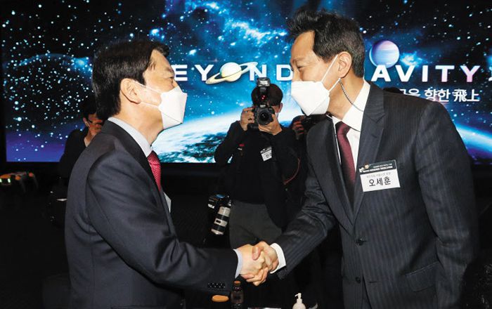 손 잡은 오세훈·안철수 - 서울시장 보궐선거에 출마한 국민의힘 오세훈(오른쪽) 후보와 국민의당 안철수(왼쪽) 후보가 17일 서울 중구 신라호텔에서 열린 한 언론사 행사장에서 악수하고 있다. /국회사진기자단