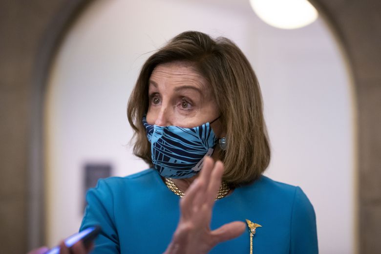 낸시 펠로시 미 연방 하원의장이 19일(현지 시각) 워싱턴 D.C 국회의사당에서 기자의 질문을 받고 있다. /AP 연합뉴스