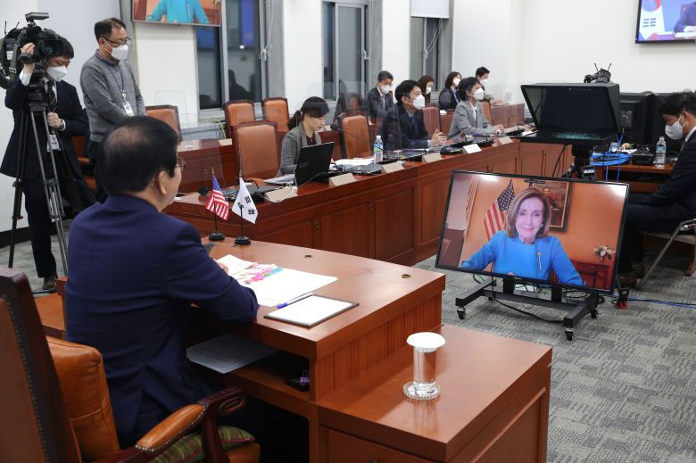 박병석 국회의장이 19일 국회 영상회의실에서 낸시 펠로시 미 연방 하원의장과 화상회담을 하는 모습. /국회 조선일보