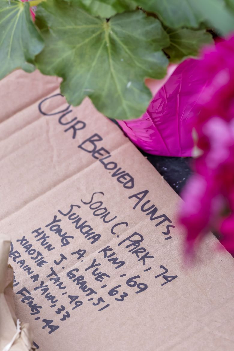 미국 조지아주 애틀랜타에서 발생한 두 건의 마사지 업소 총기난사 사건 현장에 희생자들을 추모하는 꽃과 메시지가 놓여 있다. /EPA 연합뉴스