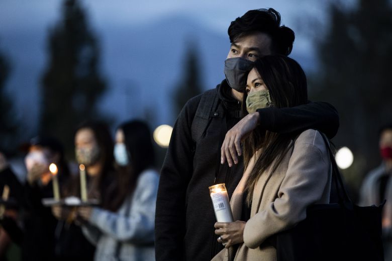 3월 20일 미국 캘리포니아 알함브라에서 열린 아시아인 증오범죄 중단 집회에 참가한 한 젊은 커플이 애틀랜타 총격 희생자들을 추모하는 촛불을 들고있다. EPA 연합뉴스