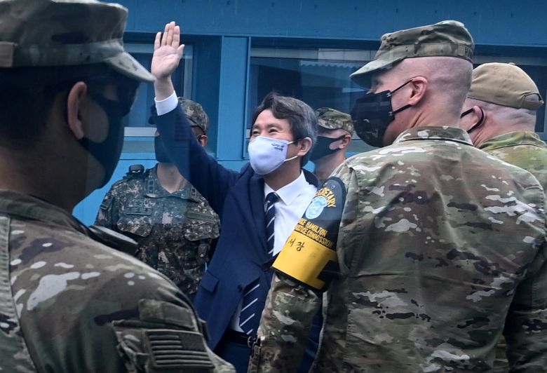 이인영 통일부장관이 지난해 9월 경기 파주시 판문점을 방문, 군사분계선 남쪽에서 북한의 판문각을 향해 손을 흔들고 있다./사진공동취재단