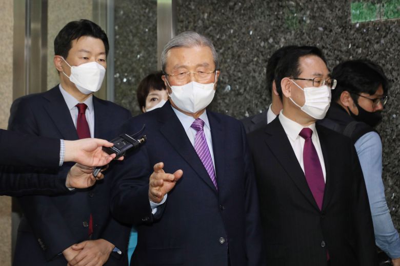 서울시장 보궐선거 범야권 단일 후보로 오세훈 국민의힘 후보가 선출된 23일 오전 서울 여의도 국회에서 김종인 국민의힘 비상대책위원장이 취재진들의 질문에 답하고 있다./국회사진기자단