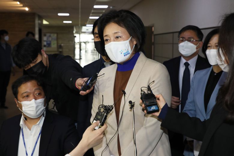 23일 국회 열린민주당을 예방한 박영선 더불어민주당 서울시장 후보가 예방을 마친 뒤 취재진들의 질문에 답하고 있다. /국회사진기자단