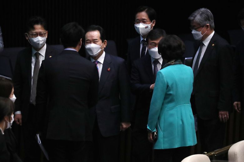 정세균 국무총리가 25일 오전 서울 여의도 국회에서 추경안 처리를 위해 열린 본회의를 마치고 나서며 의원들과 인사를 하고 있다. /연합뉴스