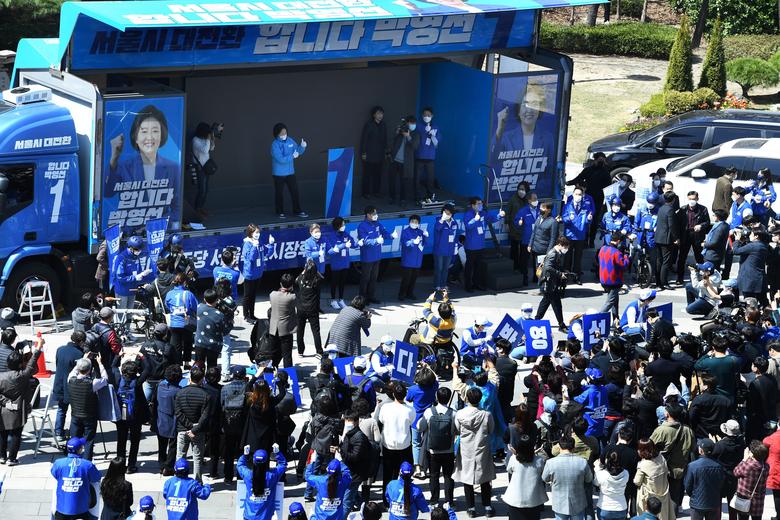 박영선 더불어민주당 서울시장 후보가 30일 서울 성동구 왕십리역 광장에서 열린 집중유세에서 지지를 호소하고 있다. 2021.03.30 국회사진기자단