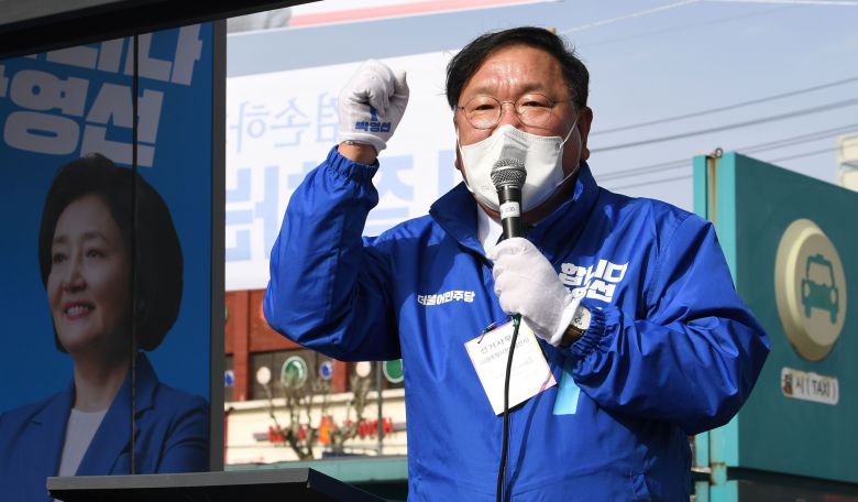 김태년 더불어민주당 당대표 직무대행이 4.7재보궐선거 사전투표를 하루 앞둔 1일 서울 광진구 아차산역에서 열린 유세에서 박영선 더불어민주당 서울시장 후보 지지를 호소하고 있다. /국회사진기자단 뉴시스