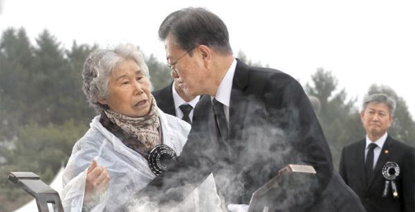 문재인 대통령이 지난해 제5회 '서해수호의 날' 기념식 당시 분향하려는 순간, 천안함 용사 고(故) 민평기 상사의 어머니 윤청자씨가 “이게 북한 소행인가, 누구 소행인가 말씀해 주세요”라고 묻고 있다. 이에 문 대통령은 “북한 소행이라는 게 정부의 입장 아닙니까”라고 했다. /연합뉴스