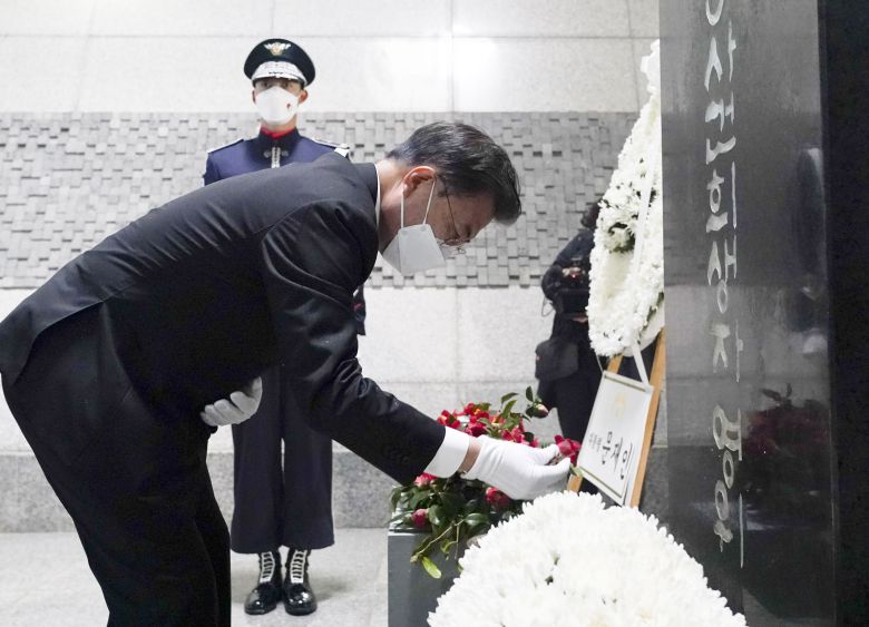 문재인 대통령이 3일 오전 제주 4·3 평화공원 내 위패봉안실에서 분향하고 있다.  /연합뉴스