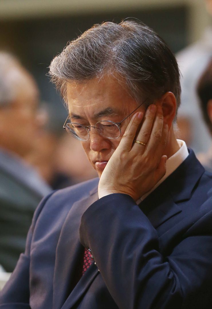 문재인 대통령이 생각에 잠겨있는 모습. /뉴시스