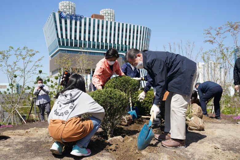 문재인 대통령과 김정숙 여사가 5일 마포구 서울복합화력발전소에서 열린 제76회 식목일 기념행사에서 상지초등학교 어린이들과 나무를 심고 있다. /연합뉴스