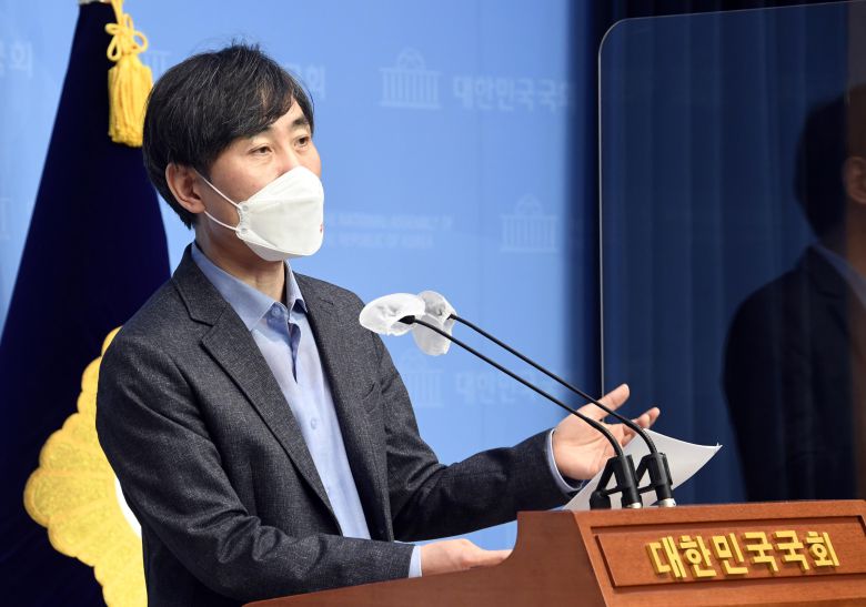 하태경 국민의힘 의원이 8일 국회 소통관에서 오세훈 전 시장과 박원순 전 시장의 재임시 아파트 분양가를 비교하며 부동산 적폐비리 인사조치 촉구 기자회견을 하고 있다./뉴시스