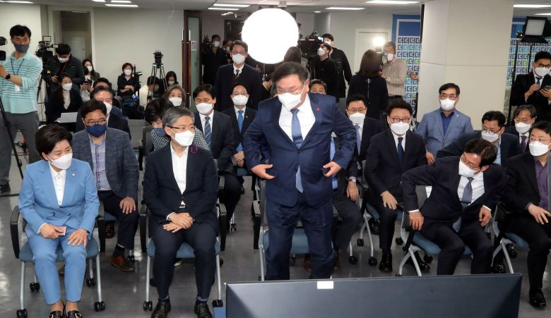 더불어민주당 김태년 당대표 직무대행이 7일 서울 여의도  중앙당사 개표상황실에서 방송3사(KBS,MBC,SBS) 공동 출구 조사 결과 국민의힘 오세훈 서울시장 후보가  더불어민주당 박영선 서울시장 후보를 앞서는 걸로 예측되자 굳은 표정으로 자리를 떠나고 있다 .2021.4.7  /국회사진기자단