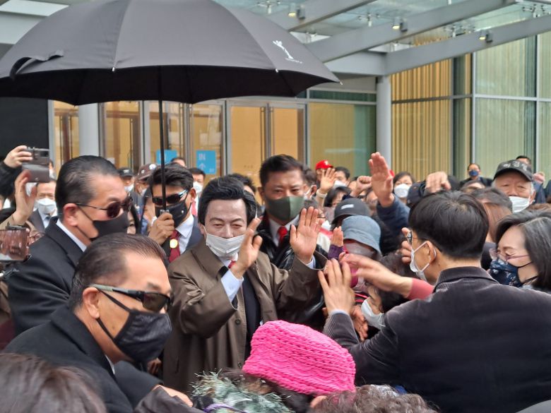 국가혁명당 허경영 서울시장 후보가 유세 중 시민들의 지지에 화답하고 있다./연합뉴스