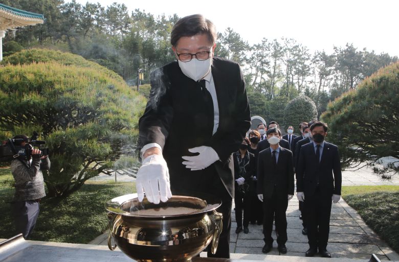 박형준 부산시장이 8일 오전 부산 동래구 충렬사를 참배하고 있다./연합뉴스