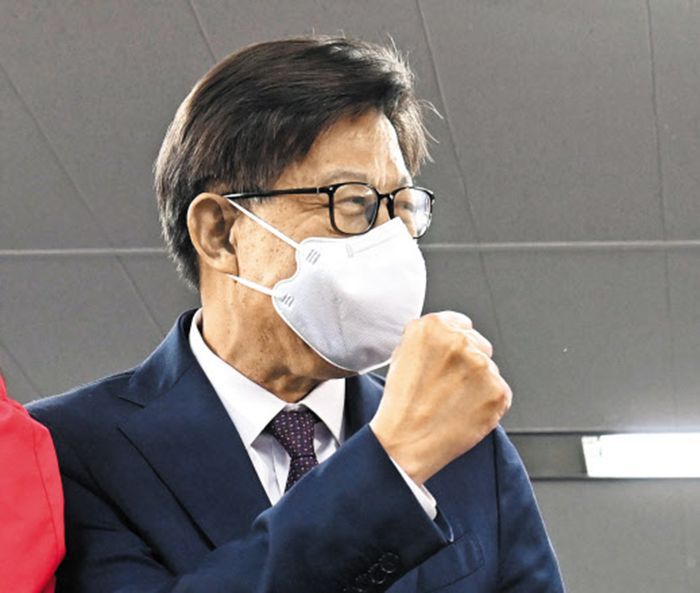 주먹 쥐며 웃는 박형준 - 박형준 부산시장 당선인이 7일 부산진구에 있는 선거사무소에서 출구조사 결과를 접한 뒤 주먹을 쥐며 웃고 있다. /김동환 기자