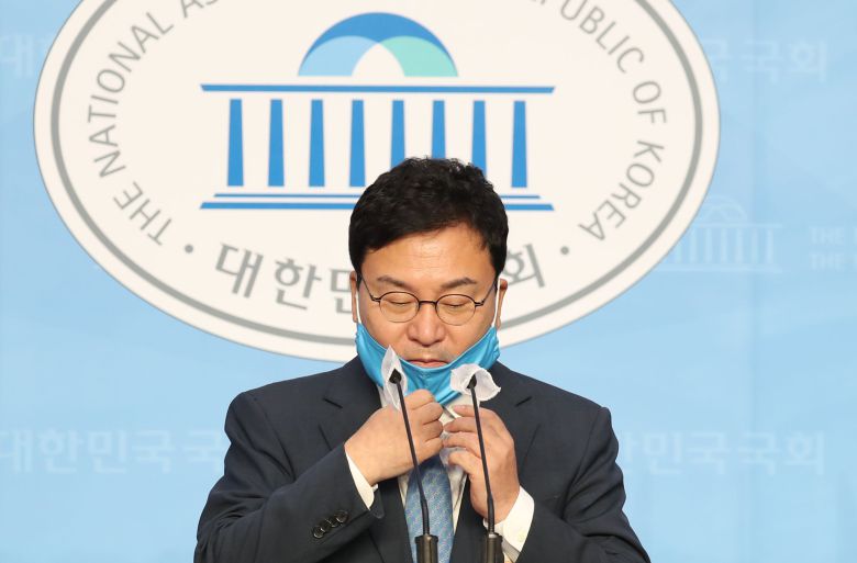이스타항공 창업주인 이상직 전 더불어민주당 의원이 이스타항공 사태와 관련한 입장을 밝히기 위해 지난해 9월 국회소통관에서 기자회견하는 모습. /국회사진기자단