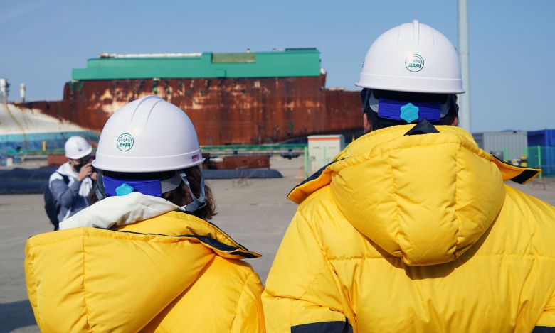 11일 오전 전남 목포시 목포신항에서 세월호 참사 피해 가족들이 인양돼 있는 선체를 바라보고 있다. /연합뉴스