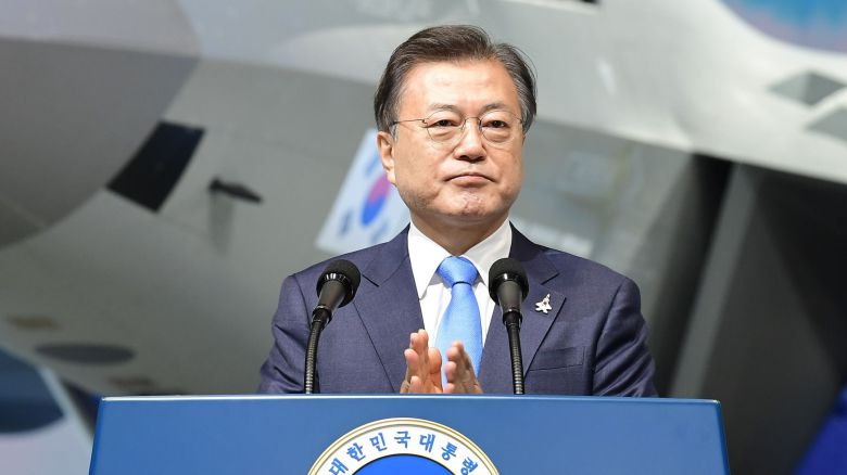 문재인 대통령이 지난 9일 경남 사천시 한국항공우주산업(KAI) 고정익동에서 열린 한국형전투기 보라매(KF-21) 시제기 출고식에서 기념연설을 하고 있다. /연합뉴스