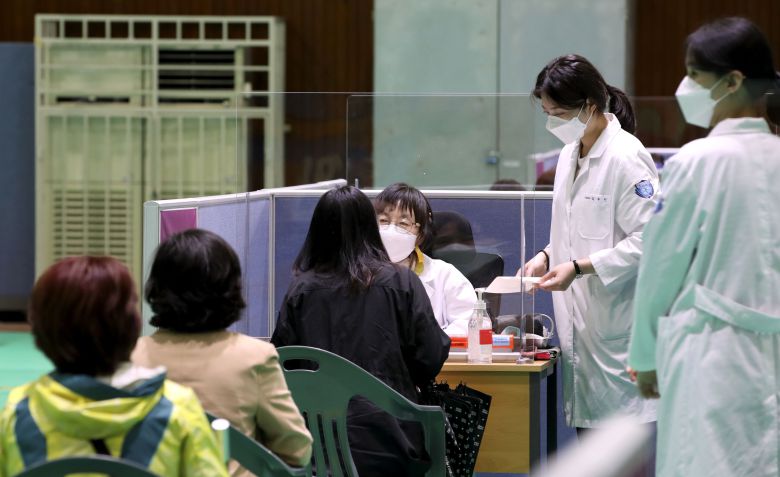 아스트라제네카(AZ) 코로나19 백신 접종이 재개된 12일 오전 광주 북구 예방접종센터에서 특수교육 및 시설 종사자들이 AZ 백신을 접종 받고 있다. /김영근 기자