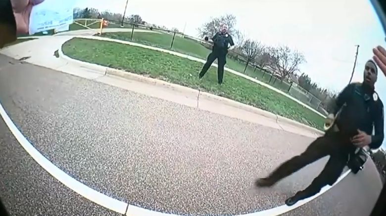 11일(현지 시각) 미 미네소타주 브루클린센터에서 한 경찰이 20세 흑인 청년 던트 라이트에게 실수로 총격을 가하자 동료 경찰들이 놀라고 있다. 해당 사진은 당시 경찰이 착용한 보디카메라에 찍힌 영상을 캡처한 것이다. /BCPD