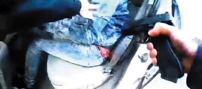 경찰이 우발적 사고라고 해명하면서 공개한 당시 보디캠(몸에 다는 카메라) 녹화 영상. 경찰은 도주하던 용의자를 제압하기 위해 테이저건(권총형 전기충격기)을 쏘려다가 실수로 권총을 꺼내는 바람에 일어난 사고라고 했다.