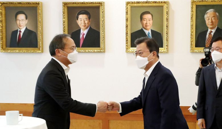 문재인 대통령이 15일 오후 청와대 본관에서 열린 확대경제장관회의에 앞서 사전환담에 참석해 이석희 SK하이닉스 대표이사와 인사를 하고 있다. /뉴시스