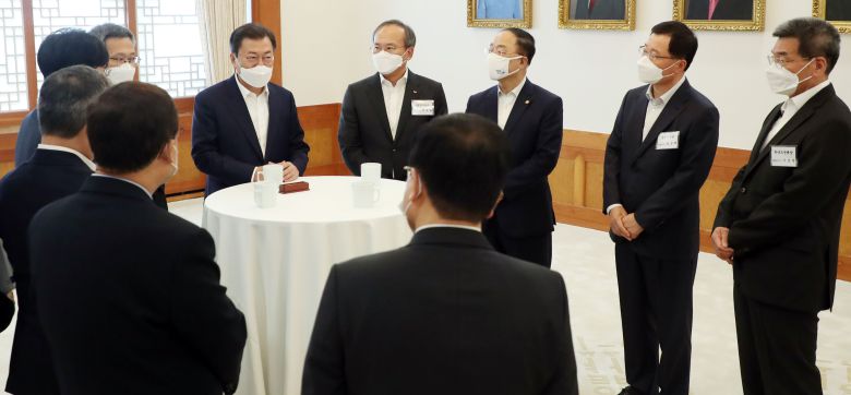 [서울=뉴시스]추상철 기자 = 문재인 대통령이 15일 오후 청와대 본관에서 열린 확대경제장관회의에 앞서 사전환담을 하고 있다. 2021.04.15. scchoo@newsis.com