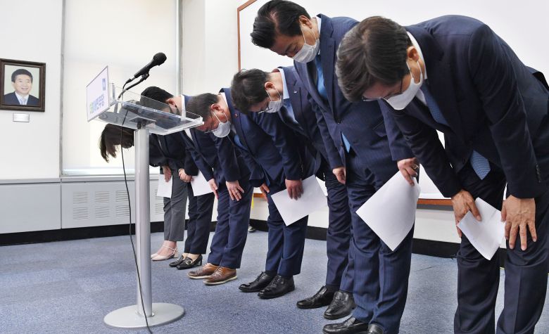 지난 8일 김태년 전 원내대표 등 더불어민주당 지도부가 보궐선거 패배의 책임을 지고 총사퇴를 결의한 뒤 국민에게 사과하고 있다. /조선일보DB