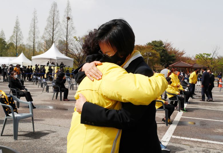 세월호 참사 7주기인 16일 오후 경기 안산시 화랑유원지에서 ‘세월호 참사 7주기 기억식 및 4·16생명안전공원 선포식'이 열리기 전 강은미 정의당 원내대표(오른쪽)이 유가족과 인사를 나누고 있다. /고운호 기자