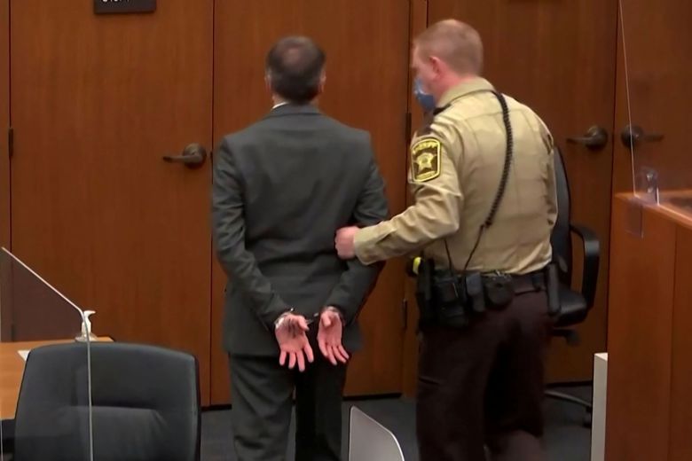 20일 조지 플로이드 사건의 용의자 데릭 쇼빈 전직 경찰관이 1심 재판에서 살인죄에 대한 유죄 판결을 받은후 수갑을 찬 채 법정을 떠나고있다./로이터 연합뉴스