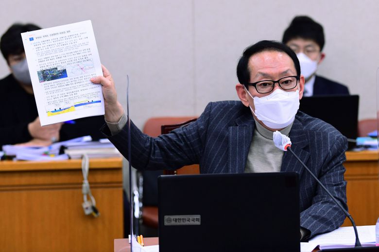 김도읍 국민의힘 법제사법위원회 간사가 지난 2월 25일 오후 서울 여의도 국회에서 열린 법제사법위원회 전체회의에서 부산시 가덕도 신공항안에 대한 국토부의 타당성 검토 문건을 들고 있는 모습. /공동취재사진 뉴시스
