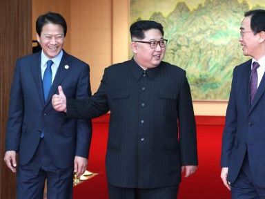 북한 김정은(가운데) 국무위원장과 임종석(왼쪽) 전 청와대 비서실장이 2018년 4월 판문점 평화의 집에서 대화를 나누며 이동하고 있다. 오른쪽은 조명균 전 통일부 장관./뉴시스