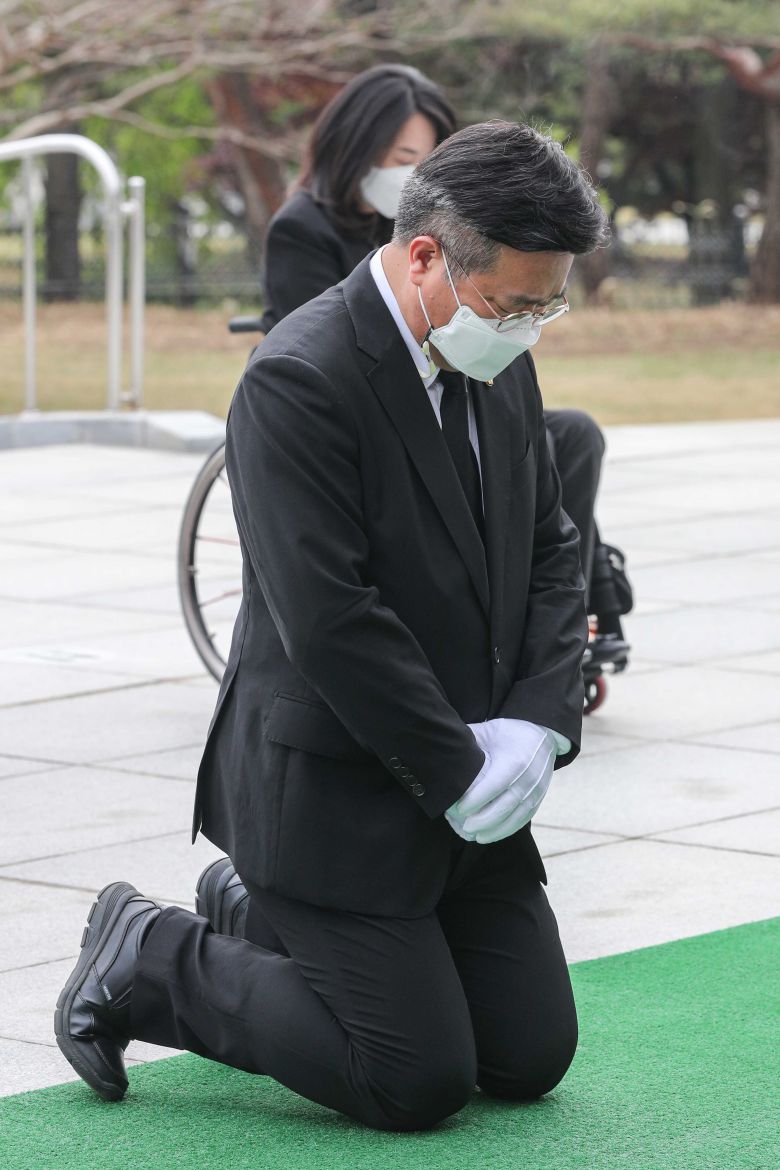 더불어민주당 윤호중 원내대표 겸 비상대책위원장이  22일 오전 원내대표단과 서울 동작구 국립서울현충원 방문, 현충탑 앞에서 무릎을 꿇고 참배하고 있다. 2021.4.22 /국회사진기자단