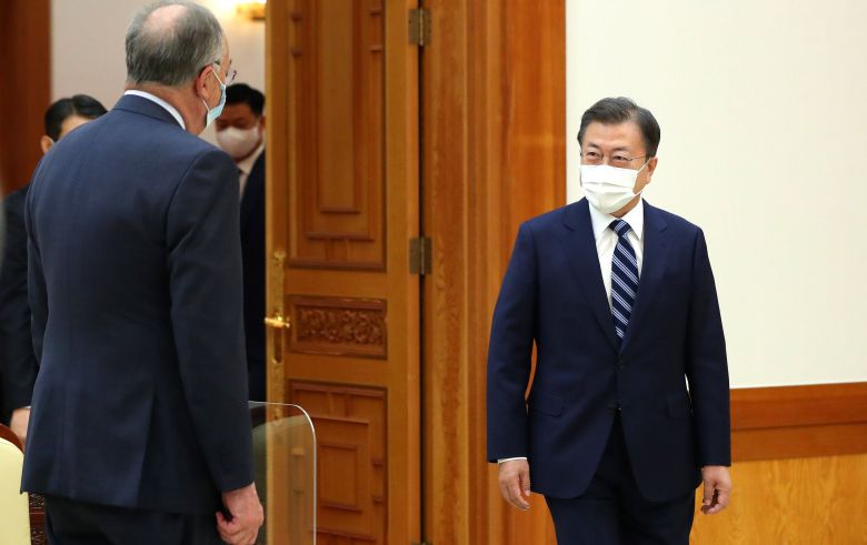 문재인 대통령이 27일 오후 청와대 본관에서 스탠리 어크 노바백스 최고경영자(CEO)와 인사하고 있다. /연합뉴스