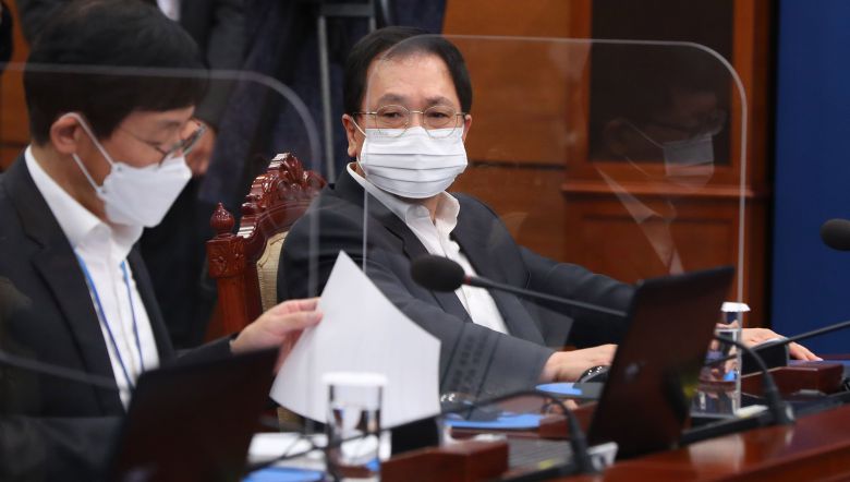 유영민 대통령 비서실장이 26일 오후 청와대 여민관에서 열린 회의에 참석해 있다. /뉴시스