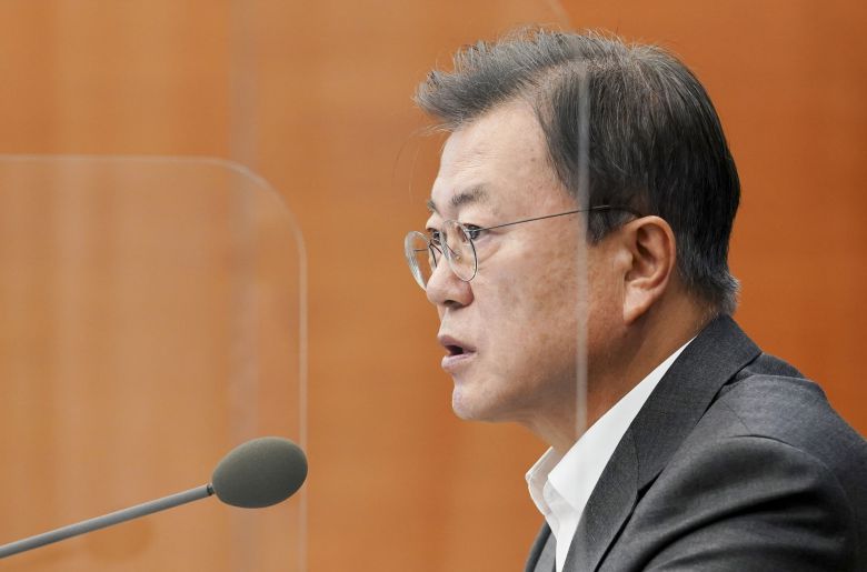 발언하는 문재인 대통령     (서울=연합뉴스) 이진욱 기자 = 문재인 대통령이 26일 오후 청와대에서 열린 수석·보좌관회의에서 발언하고 있다.