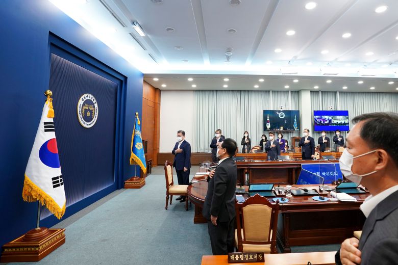 문재인 대통령이 27일 오전 청와대에서 열린 국무회의에 참석해 국민의례를 하고 있다. /뉴시스