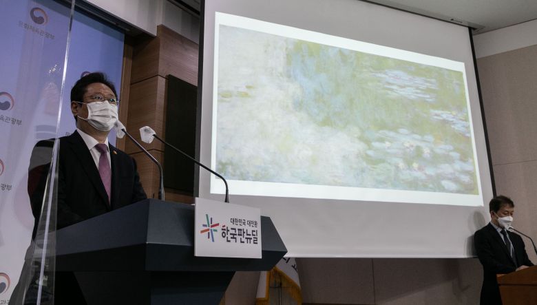 28일 오후 서울 정부서울청사 별관 브리핑룸에서 황희 문화체육관광부 장관이 고(故) 이건희 삼성 회장 소장 문화재와 미술품 기증 관련 브리핑을 하고 있다. /오종찬 기자