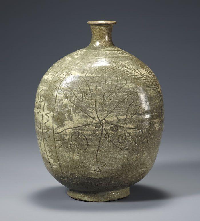 조선 '분청사기 음각 수조문 편병'(보물 1069호). 납작한 몸통 양쪽에 꽃무늬를 그려 넣었다.