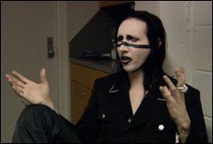 '볼링 포 콜럼바인'에서 감독의 인터뷰에 응한 록 가수 마릴린 맨슨./조선DB