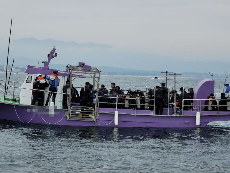 정원의 두 배를 태워 해경에 적발된 모터보트./해양경찰청