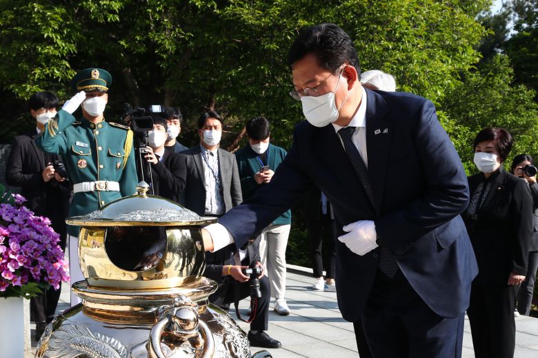 더불어민주당 송영길 신임 당대표와 윤호중 원내대표, 최고위원들이 3일 오전 서울 동작구 현충원을 방문해 고 박정희 전 대통령 묘역을 참배하고 있다. /국회사진기자단