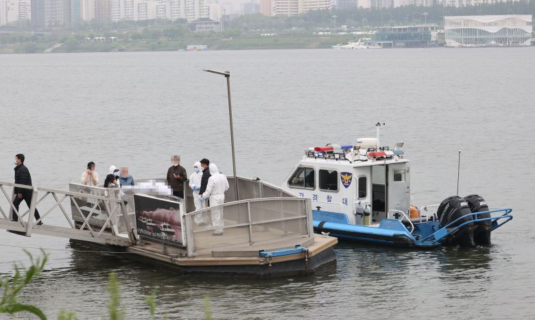지난달 30일 오후 서울 반포한강공원 인근 한강에서 구조대원들이 숨진 채 발견된 대학생 손정민씨의 시신을 수습하고 있다. /연합뉴스