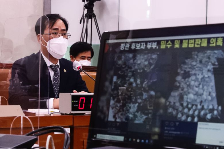 박준영 해양수산부 장관 후보자가 4일 인사청문회에서 부인의 고가 도자기 불법 판매 의혹에 대한 야당 의원의 자료를 보고 있다. /국회사진기자단