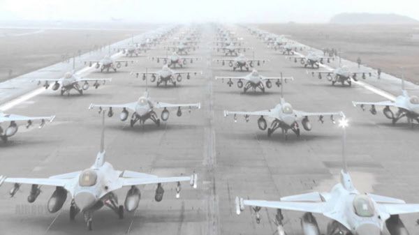 지난 2012년 한미 양국 공군의 F-16 및 KF-16 전투기 60여대가 투입된 가운데 처음으로 실시된 대규모 한미 연합 '엘리펀트 워크'(코끼리 걸음) 훈련. 엘리펀트 워크는 수십대의 전투기가 최단 시간내 이륙하는 훈련을 하는 것으로, 무력시위 수단으로 종종 활용된다. /공군