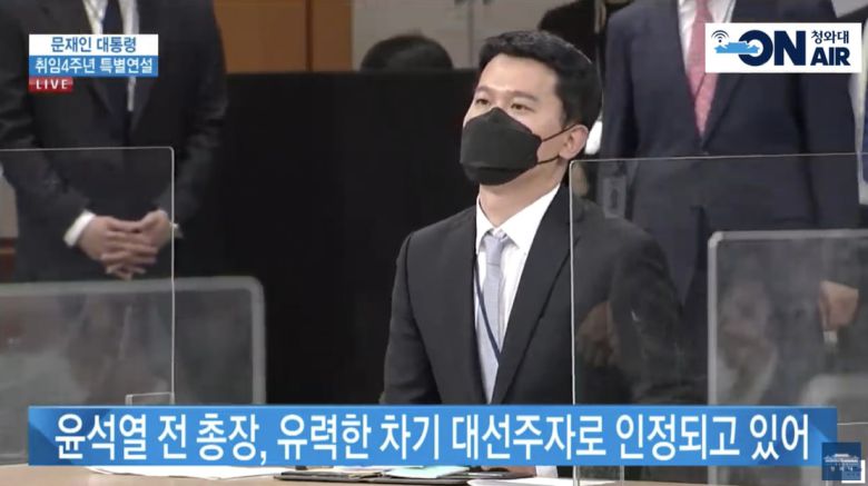 문재인 대통령이 10일 취임 4주년 특별연설 후 기자들의 질의에 답하고있다./청와대