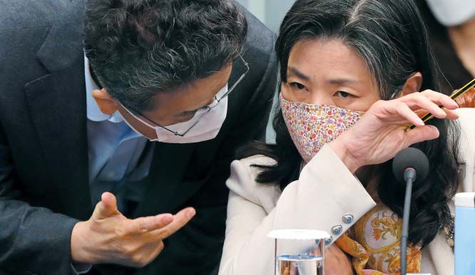 세 손가락의 의미는? - 11일 청와대에서 열린 국무회의에서 이철희(왼쪽) 정무수석이 김외숙 인사수석과 대화하면서 손가락 세 개를 들어 보이고 있다. 장관 후보자 3명에 대해 야당뿐 아니라 여당에서도 반대 목소리고 나오고 있지만, 문재인 대통령은 이날 국회에 3명 후보자의 청문 보고서를 재송부해달라고 요청했다. 임명 강행 의지를 밝힌 것으로 해석됐다. /뉴시스