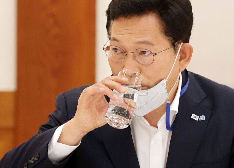 송영길 더불어민주당 대표가 14일 오전 청와대에서 열린 더불어민주당 지도부 초청 간담회에 참석해 물을 마시고 있다. /뉴시스