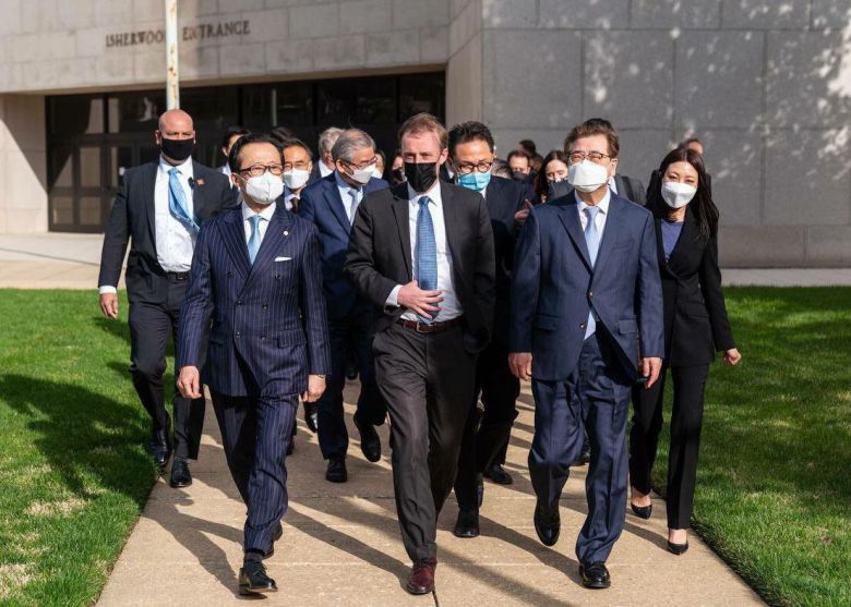 지난 4월 2일 미국 워싱턴DC 인근 해군사관학교에서 열린 한미일 안보실장 3자회의에서 서훈(오른쪽부터) 청와대 국가안보실장, 제이크 설리번 미국 백악관 국가안보보좌관, 기타무라 시게루 일본 국가안보국장이 걸어가며 대화하고 있다. /연합뉴스